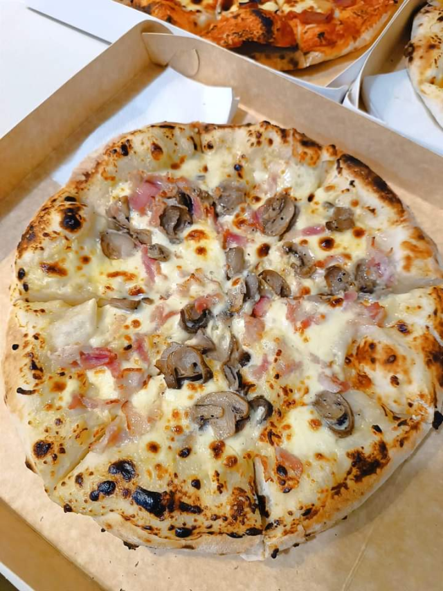 Mushrooms and Garlic - Neapolitan-Style Pizza